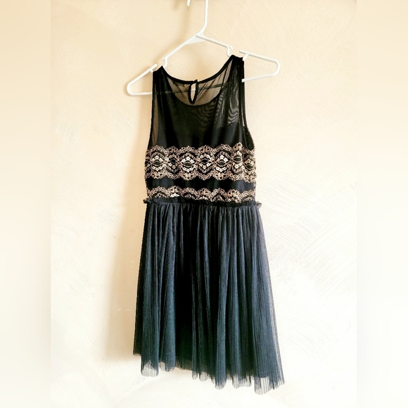 En creme black and gold mini unique dress. Size S - Picture 9 of 15